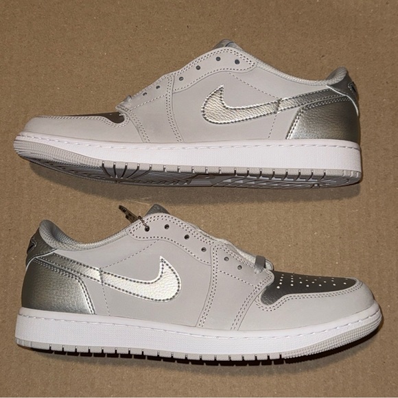Nike Air Jordan 1 Retro Low OG Shoes Gray Metallic Silver CZ0790-002 Men's NEW - Picture 2 of 6